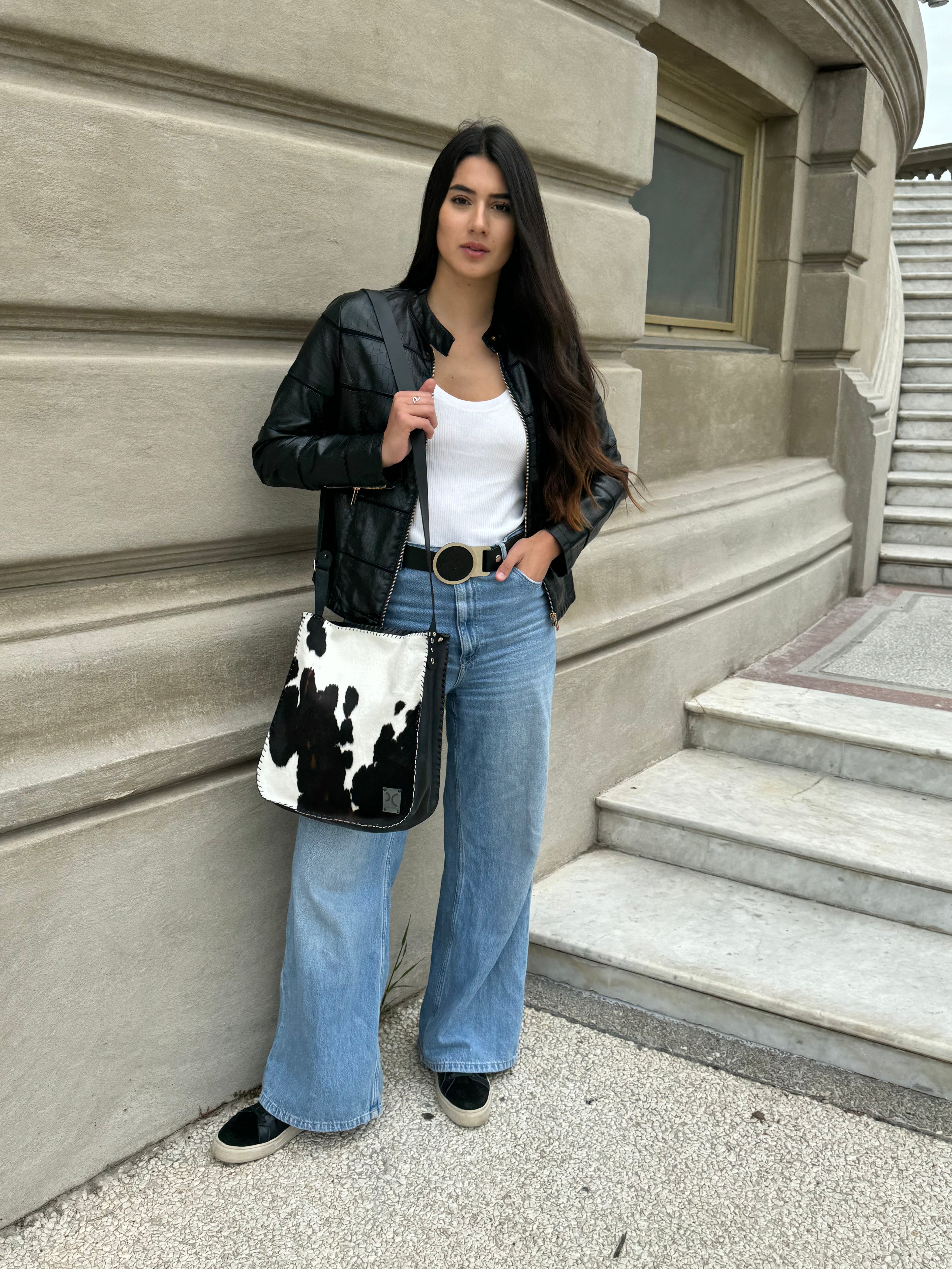 Matera en cuero negro con bolsillo en piel.