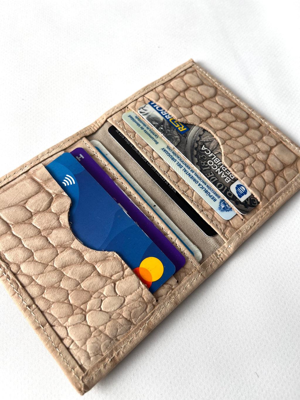 Porta documentos crocko beige, cuero legítimo.