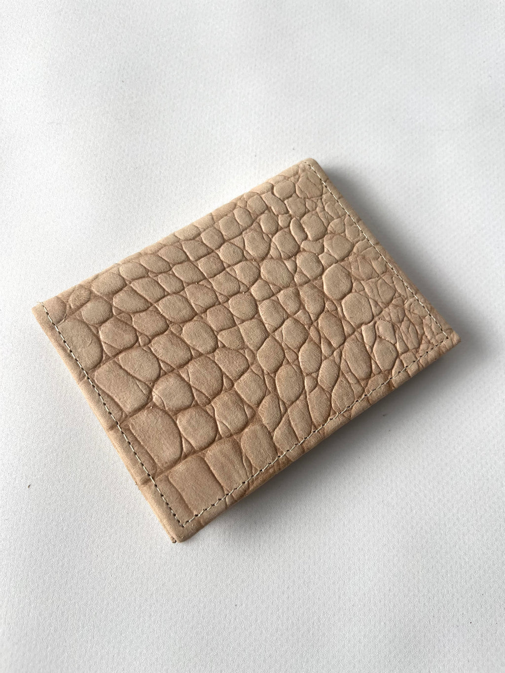 Porta documentos crocko beige, cuero legítimo.