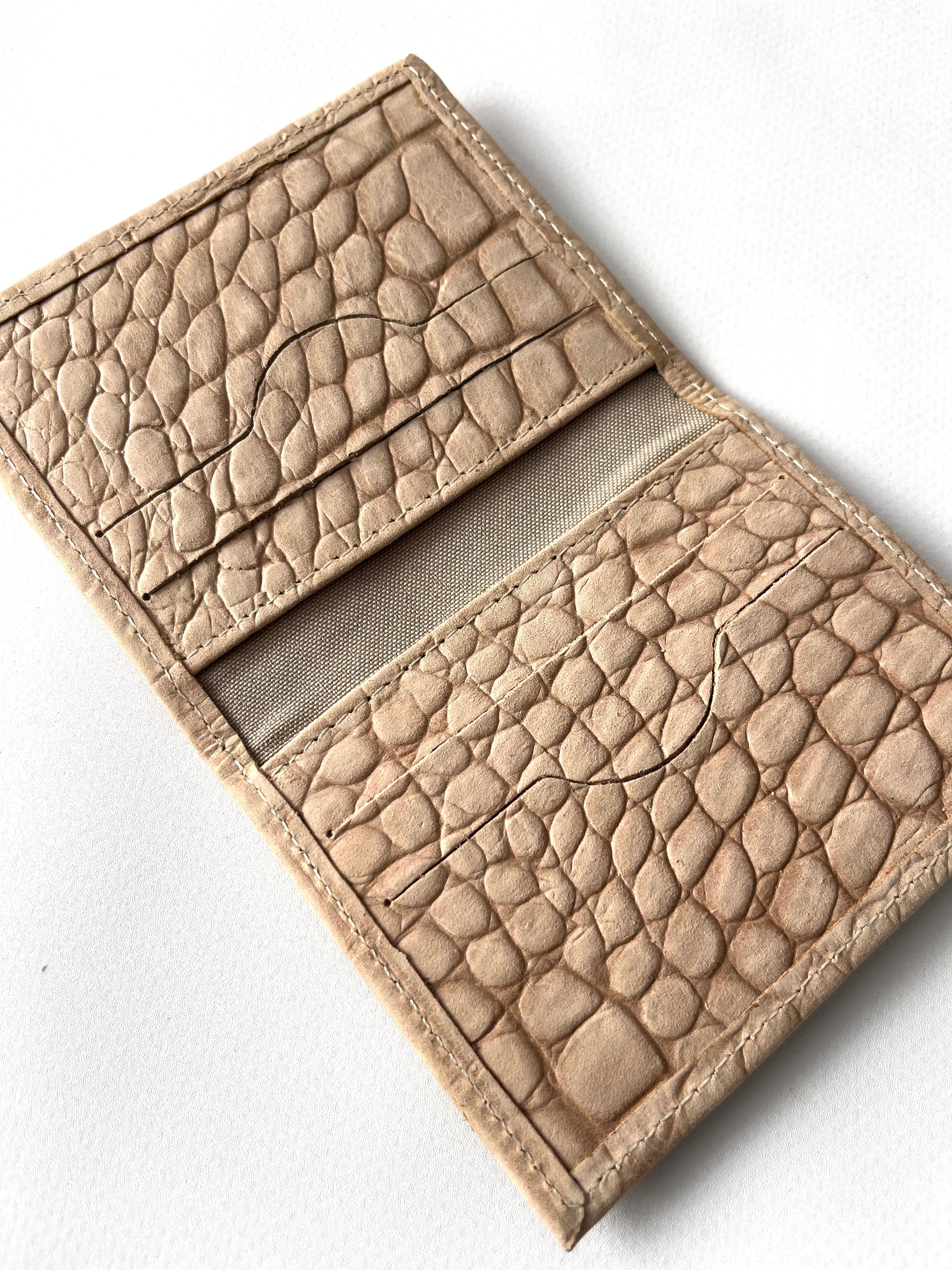 Porta documentos crocko beige, cuero legítimo.