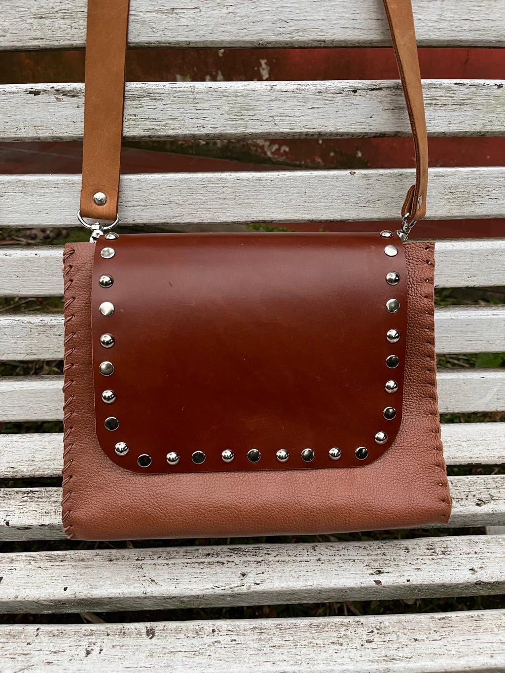 Cartera combinada en cuero legítimo.