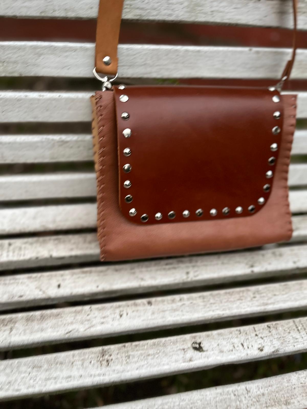 Cartera combinada en cuero legítimo.