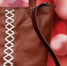 Cartera Nina en cuero legítimo.