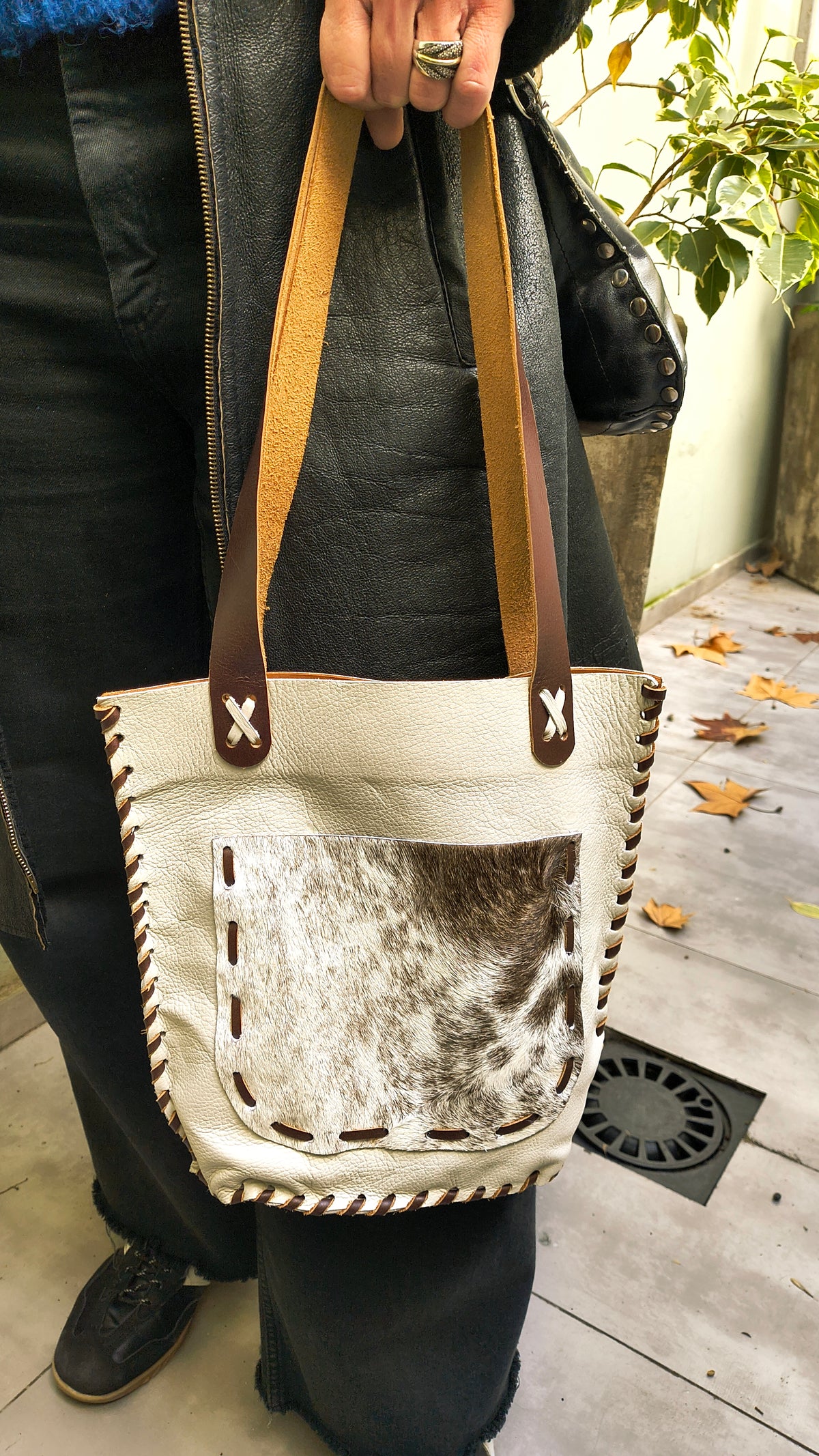 Matera con bolsillo en piel clara.