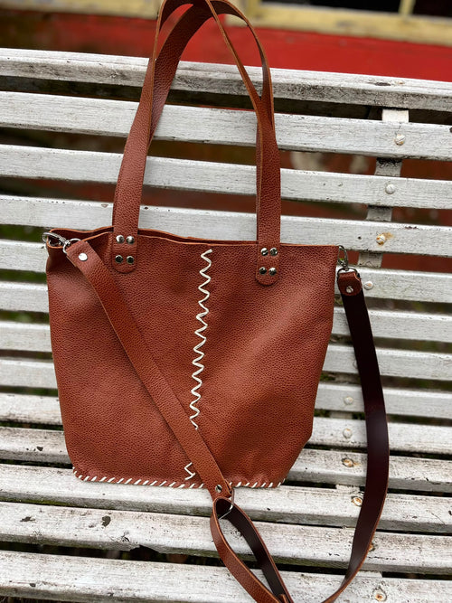 Cartera Nina en cuero legítimo.